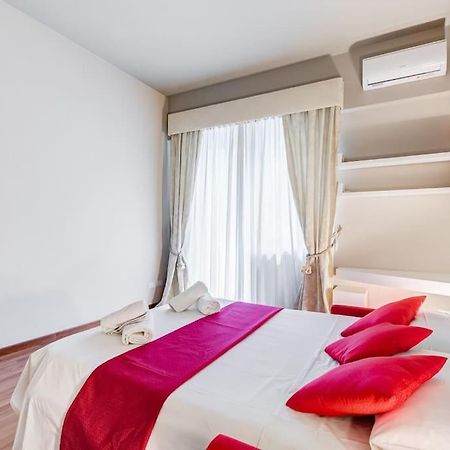 Exclusive Apartment In Eur Lake Рим Екстериор снимка
