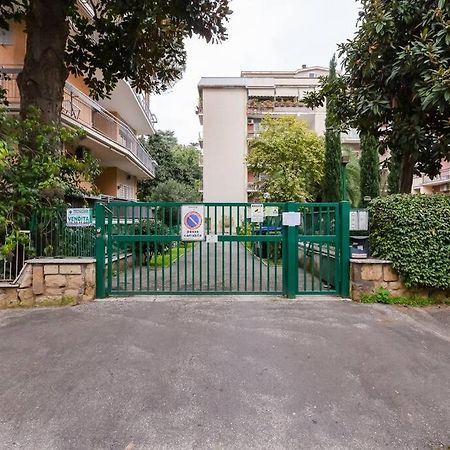Exclusive Apartment In Eur Lake Рим Екстериор снимка
