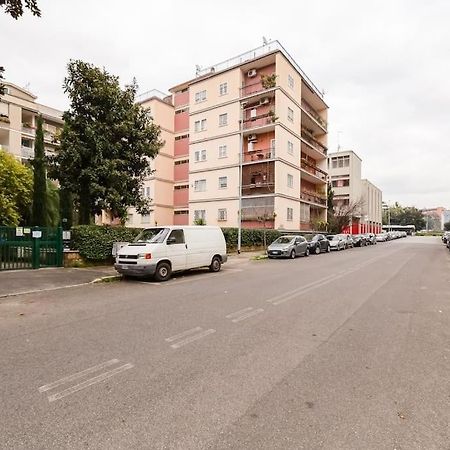 Exclusive Apartment In Eur Lake Рим Екстериор снимка