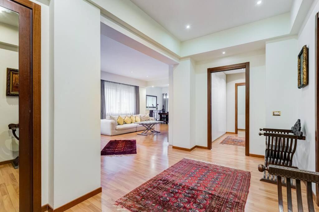 Exclusive Apartment In Eur Lake Рим Екстериор снимка