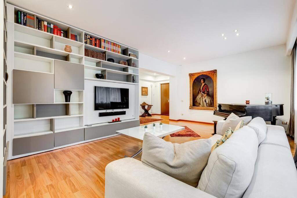 Exclusive Apartment In Eur Lake Рим Екстериор снимка