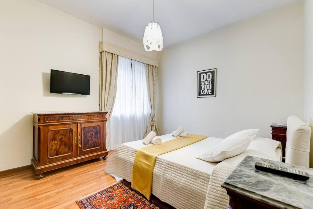 Exclusive Apartment In Eur Lake Рим Екстериор снимка