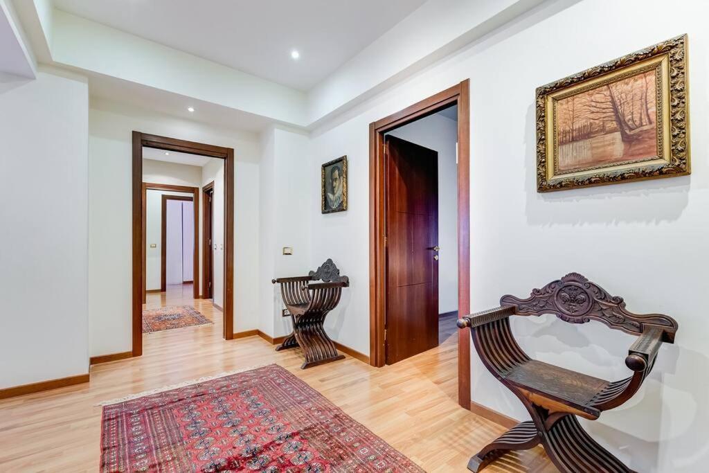 Exclusive Apartment In Eur Lake Рим Екстериор снимка