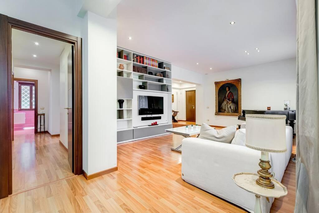 Exclusive Apartment In Eur Lake Рим Екстериор снимка