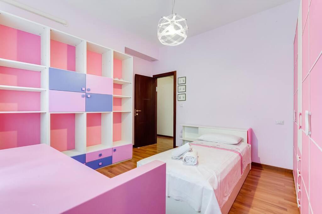 Exclusive Apartment In Eur Lake Рим Екстериор снимка