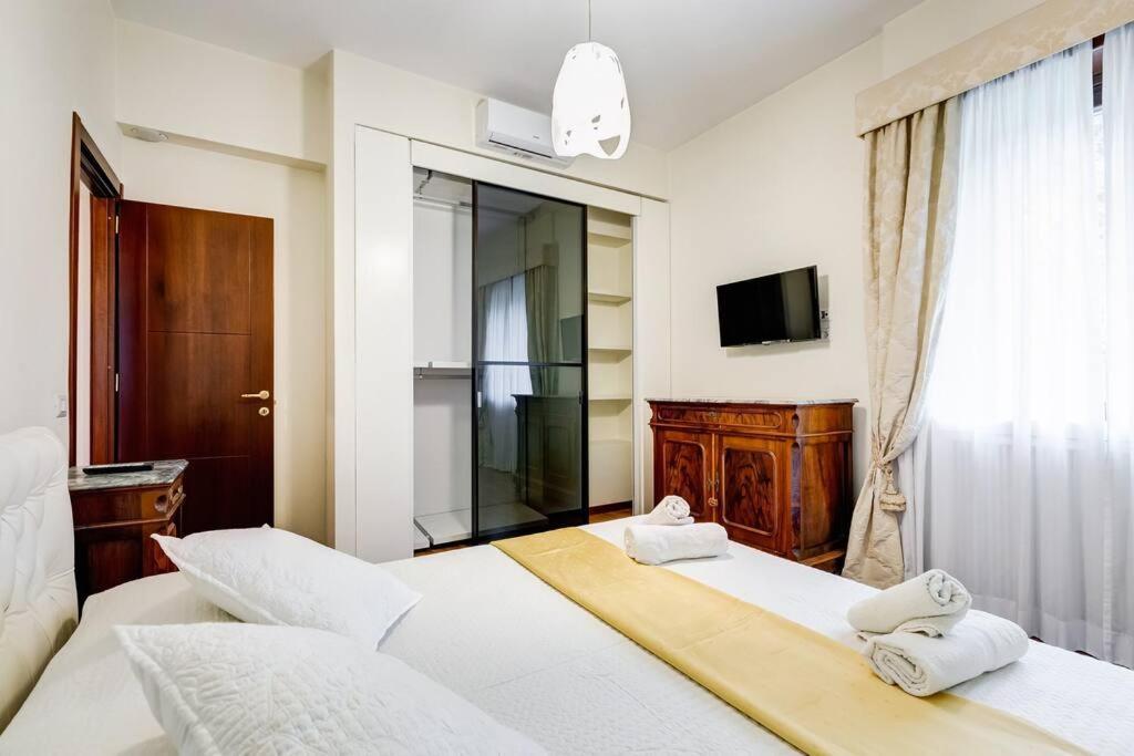 Exclusive Apartment In Eur Lake Рим Екстериор снимка