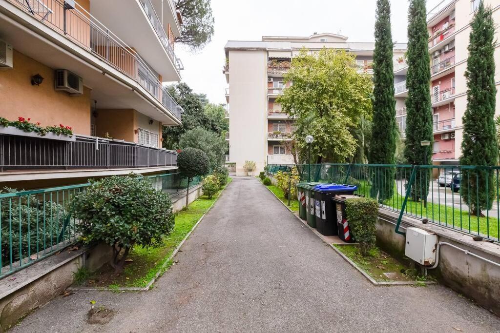 Exclusive Apartment In Eur Lake Рим Екстериор снимка