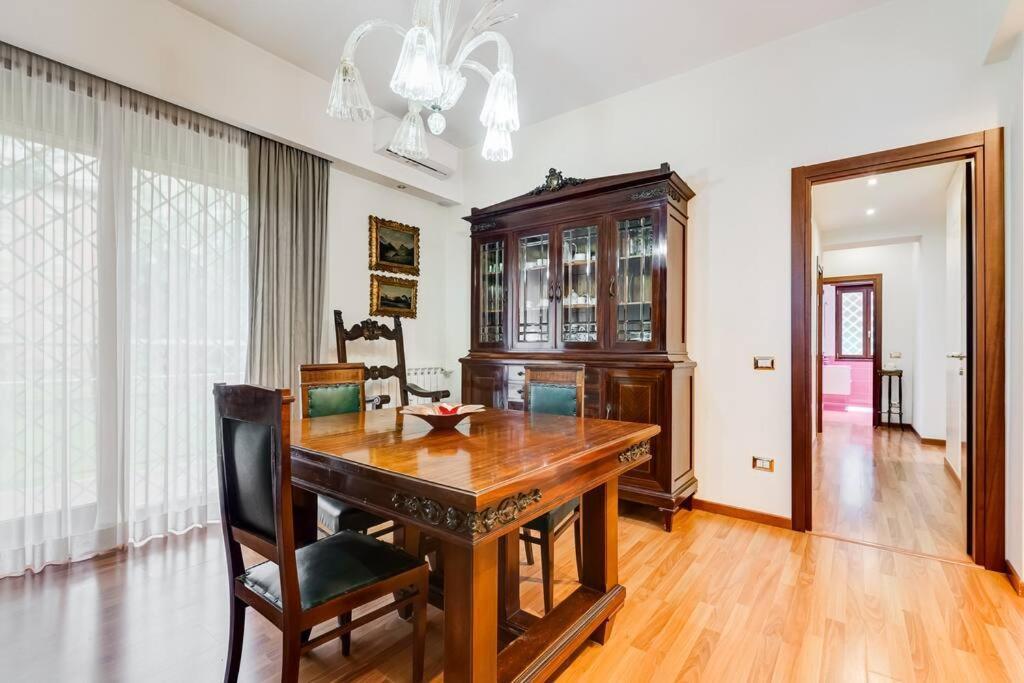 Exclusive Apartment In Eur Lake Рим Екстериор снимка