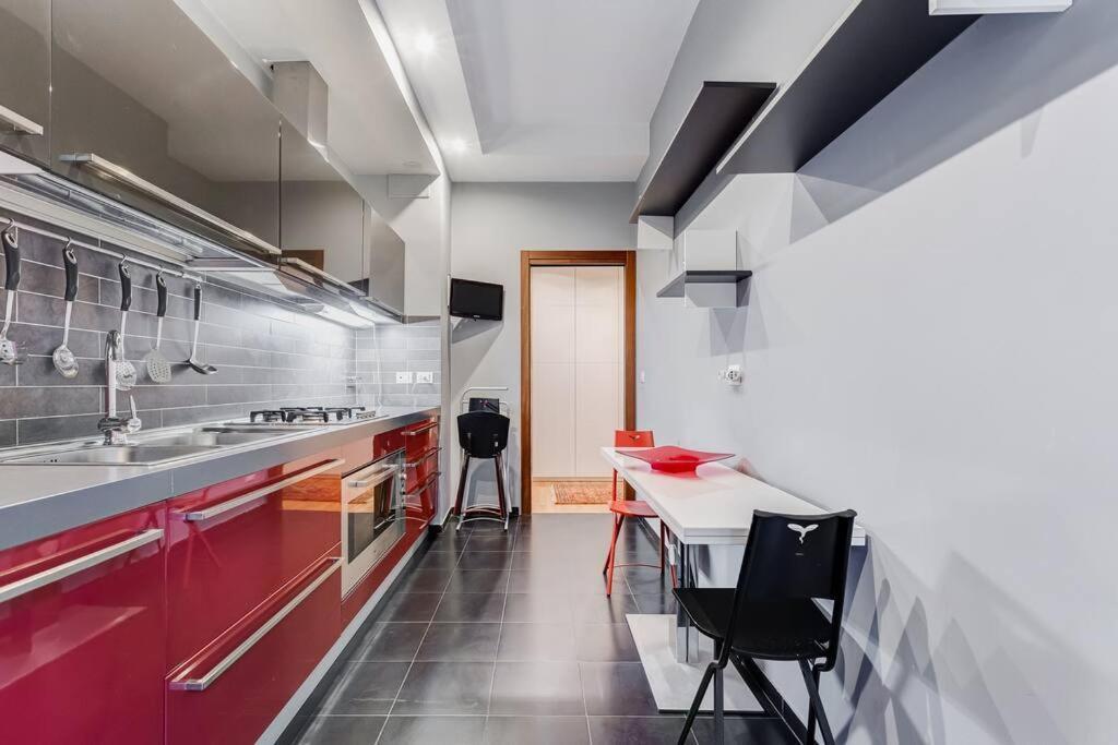 Exclusive Apartment In Eur Lake Рим Екстериор снимка