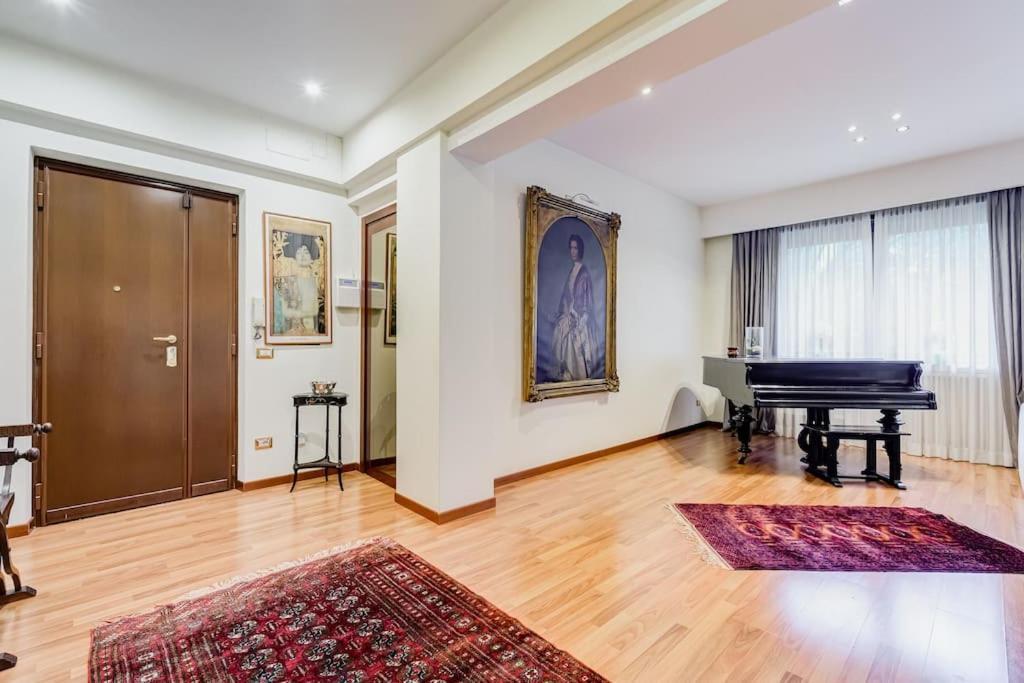 Exclusive Apartment In Eur Lake Рим Екстериор снимка