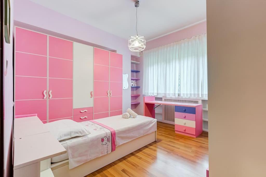 Exclusive Apartment In Eur Lake Рим Екстериор снимка