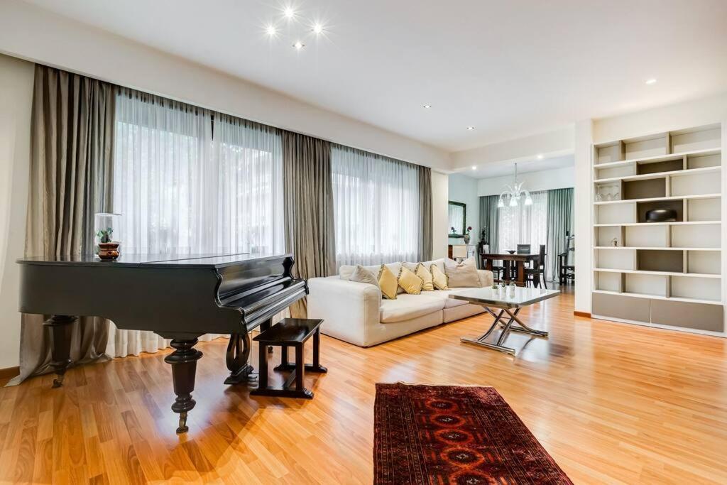 Exclusive Apartment In Eur Lake Рим Екстериор снимка