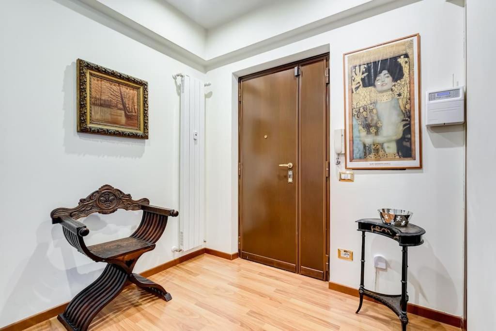 Exclusive Apartment In Eur Lake Рим Екстериор снимка