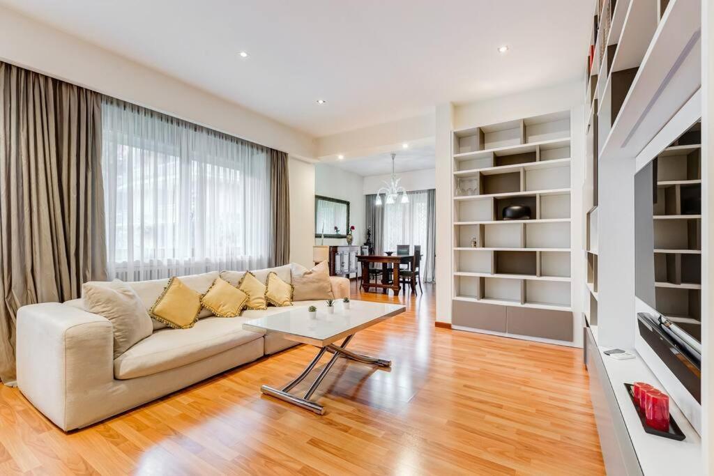 Exclusive Apartment In Eur Lake Рим Екстериор снимка
