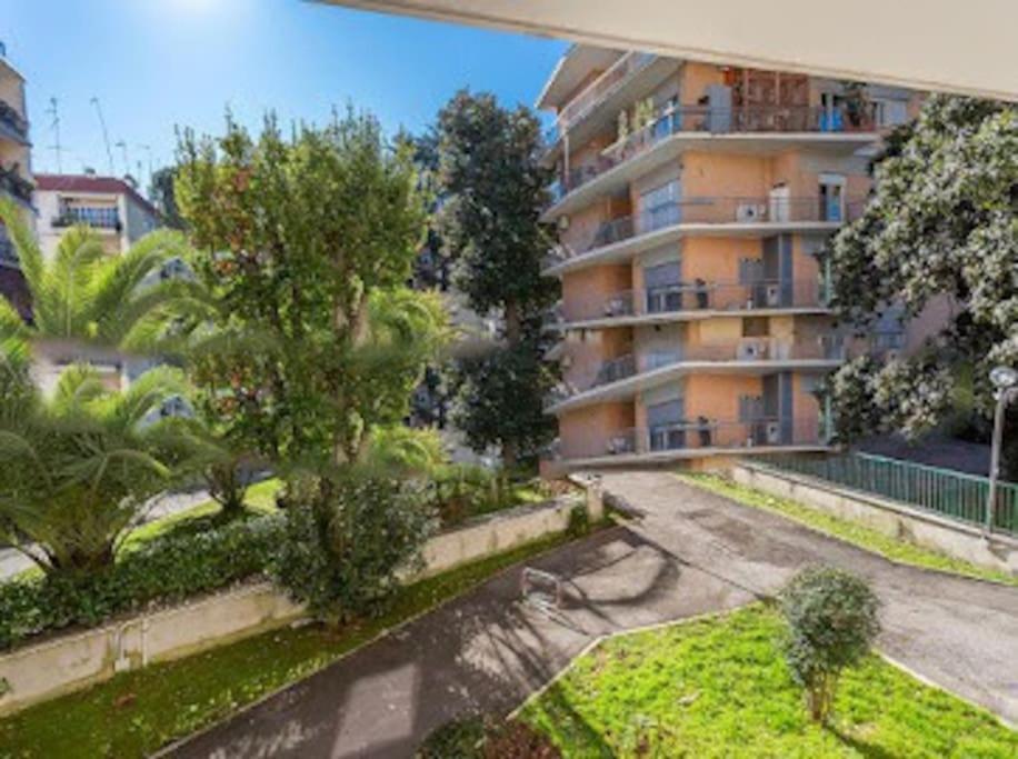 Exclusive Apartment In Eur Lake Рим Екстериор снимка