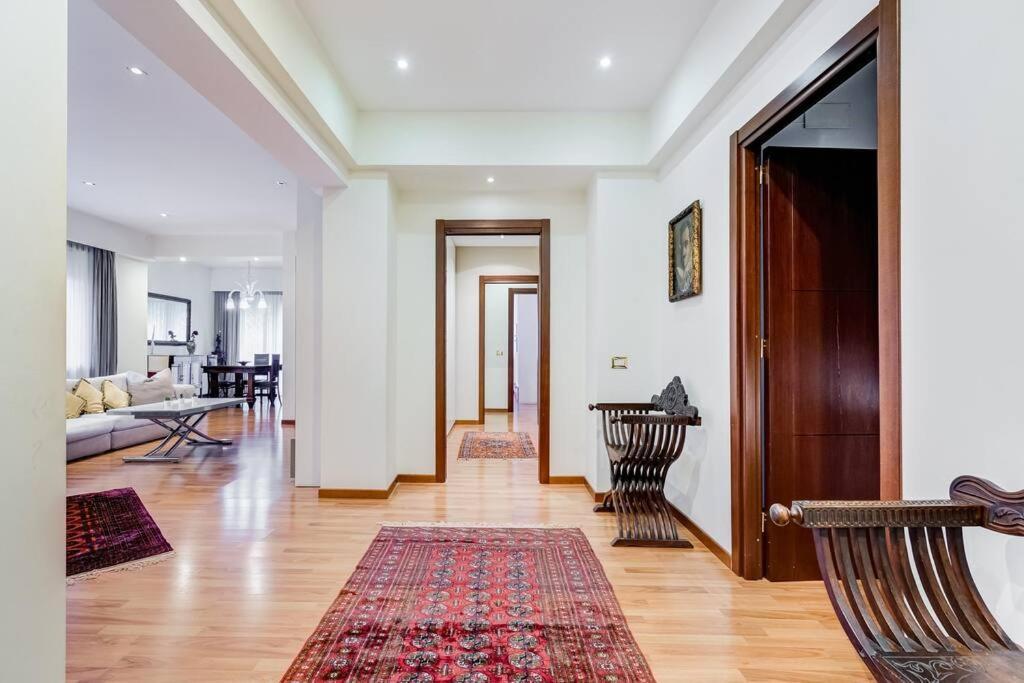 Exclusive Apartment In Eur Lake Рим Екстериор снимка