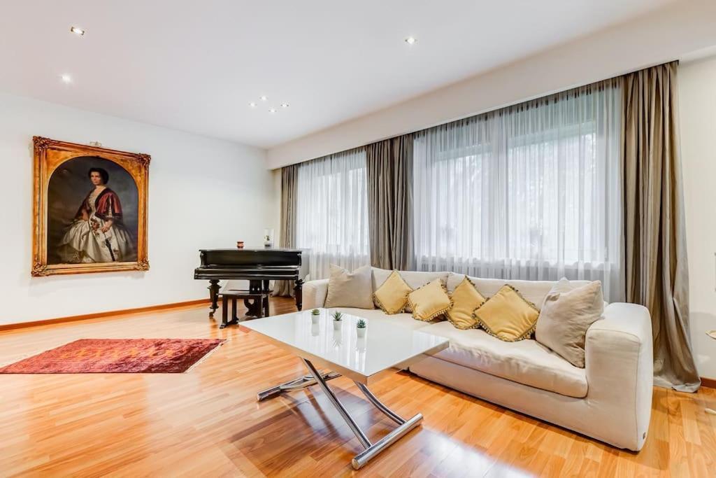Exclusive Apartment In Eur Lake Рим Екстериор снимка