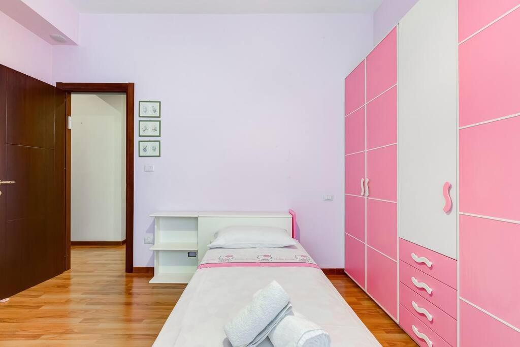 Exclusive Apartment In Eur Lake Рим Екстериор снимка