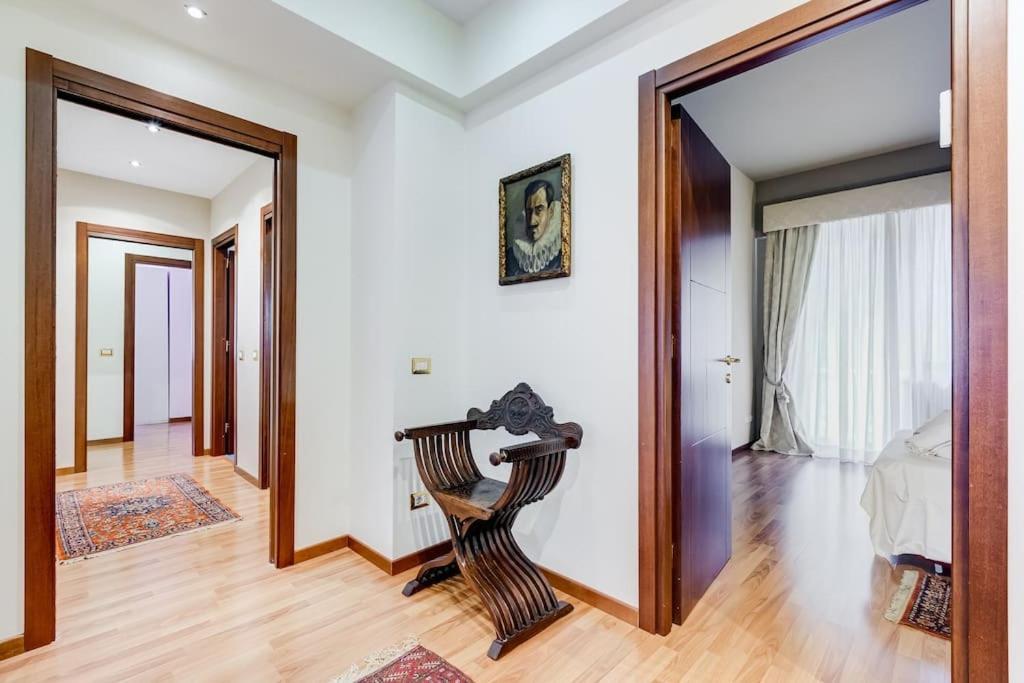 Exclusive Apartment In Eur Lake Рим Екстериор снимка
