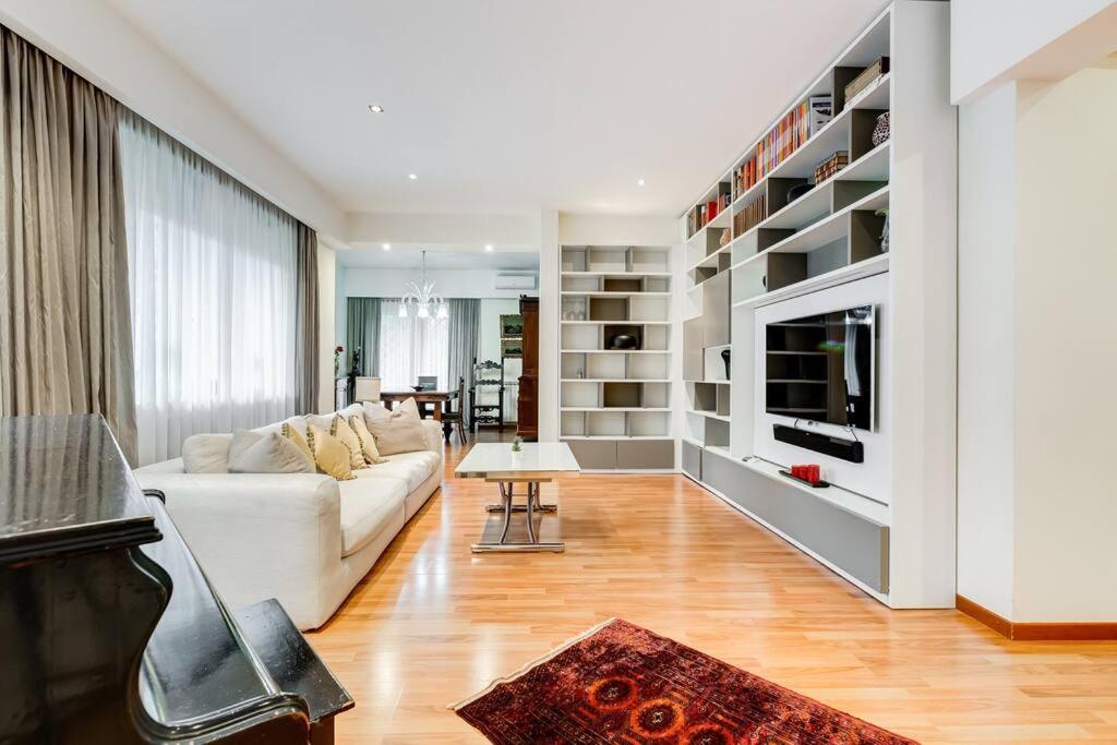Exclusive Apartment In Eur Lake Рим Екстериор снимка