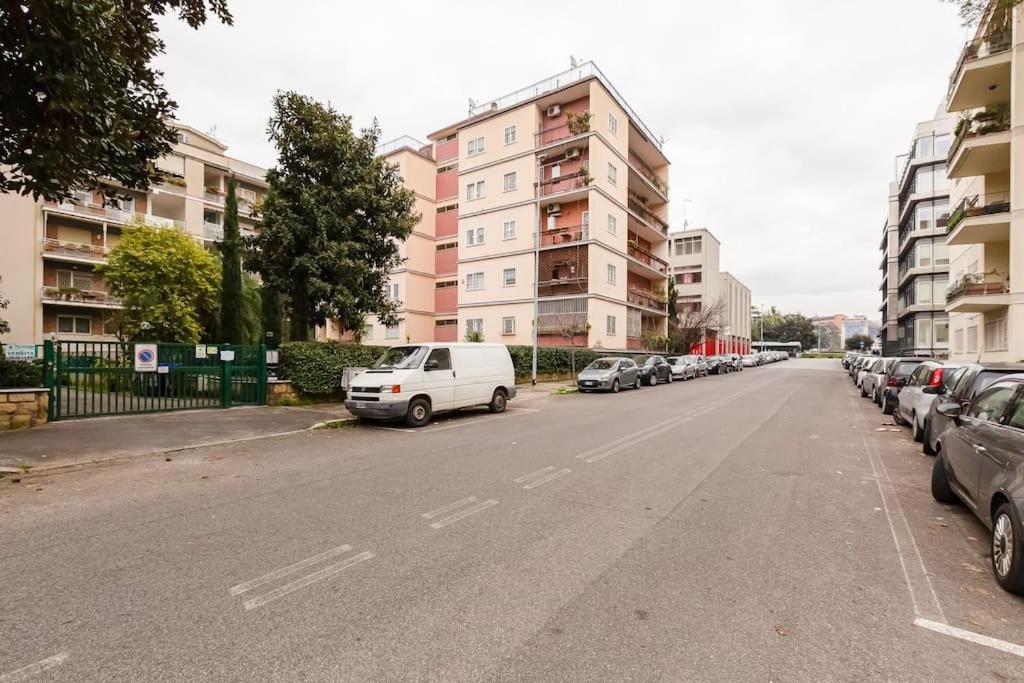 Exclusive Apartment In Eur Lake Рим Екстериор снимка