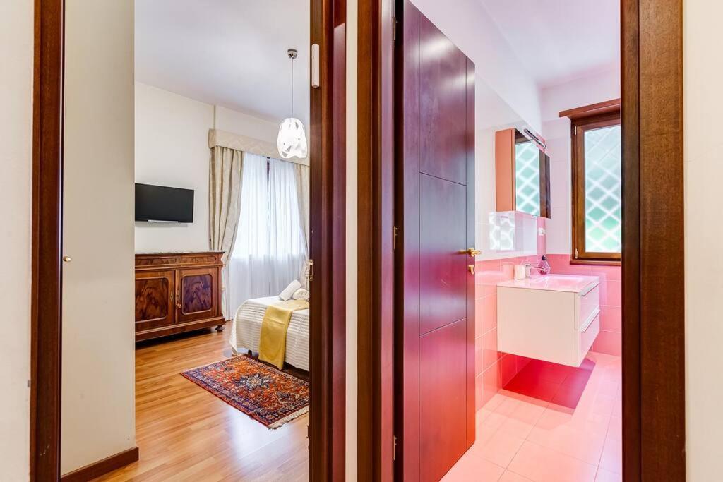 Exclusive Apartment In Eur Lake Рим Екстериор снимка