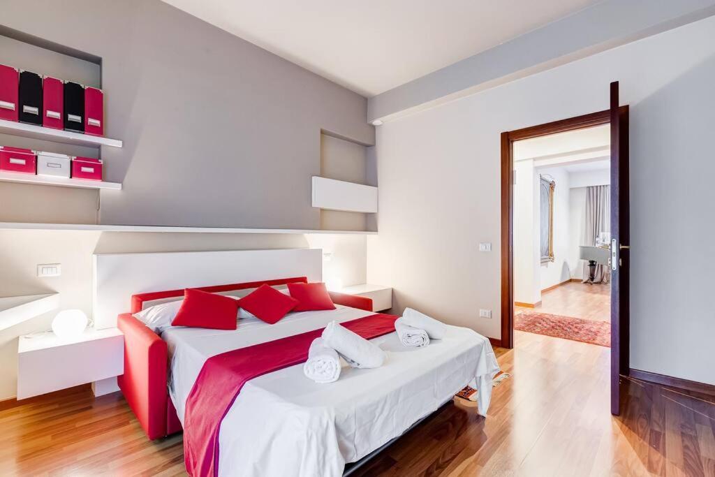 Exclusive Apartment In Eur Lake Рим Екстериор снимка