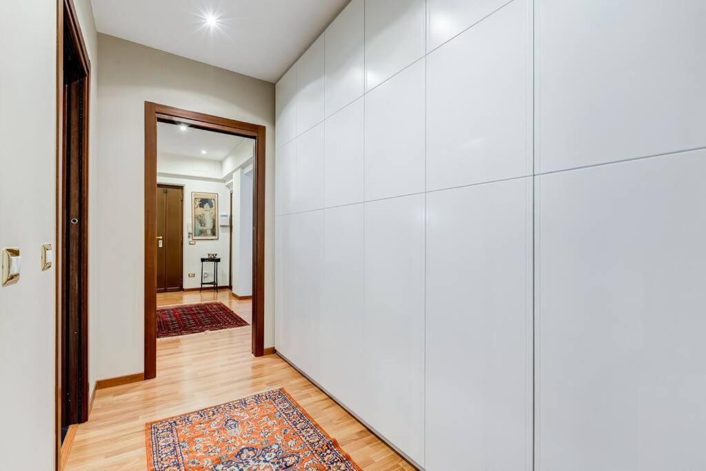 Exclusive Apartment In Eur Lake Рим Екстериор снимка