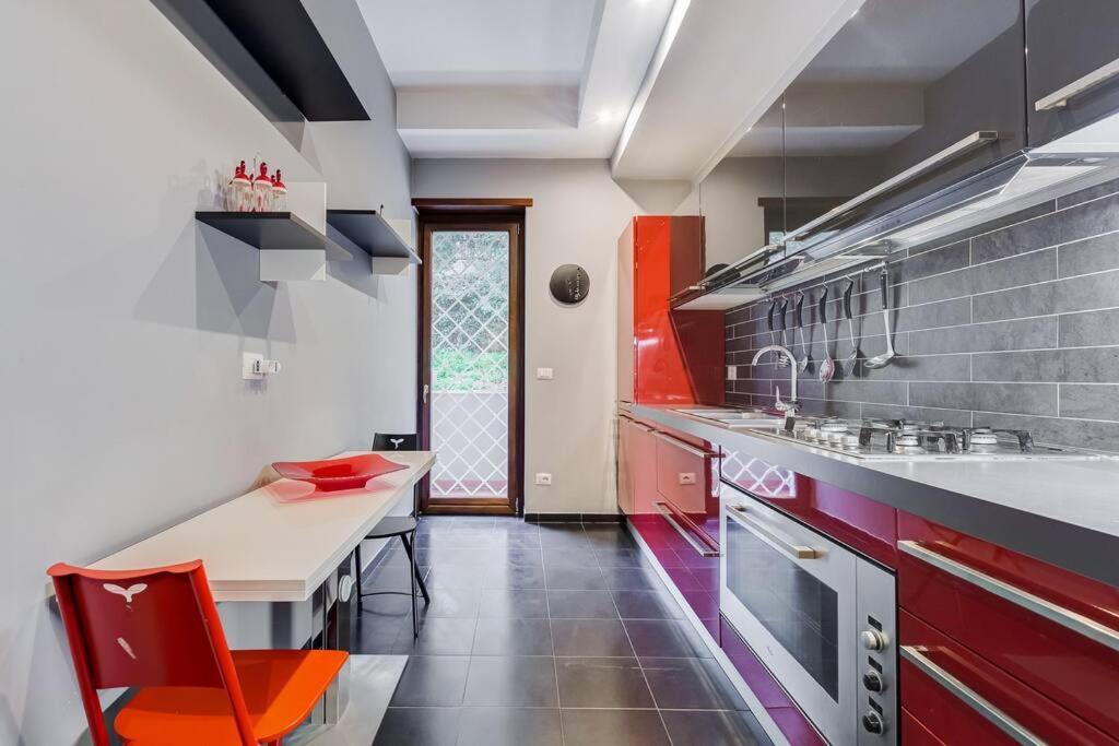 Exclusive Apartment In Eur Lake Рим Екстериор снимка