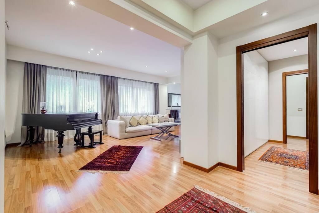 Exclusive Apartment In Eur Lake Рим Екстериор снимка
