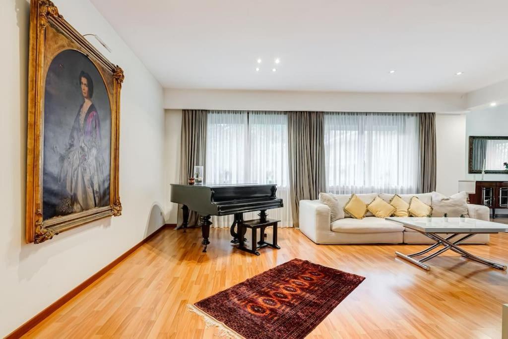 Exclusive Apartment In Eur Lake Рим Екстериор снимка