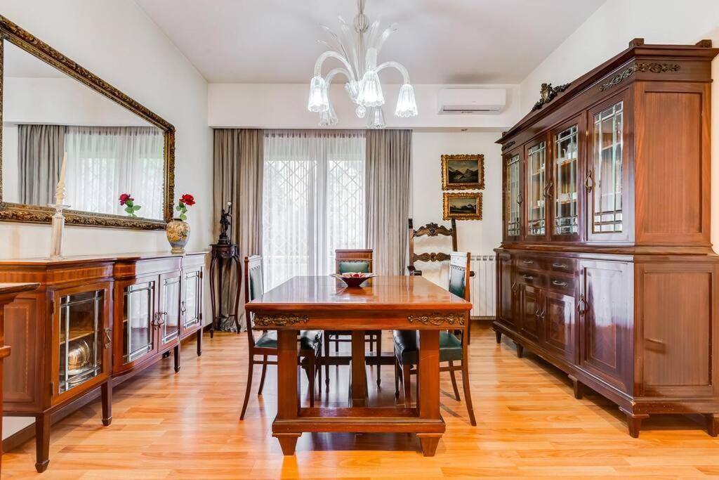 Exclusive Apartment In Eur Lake Рим Екстериор снимка