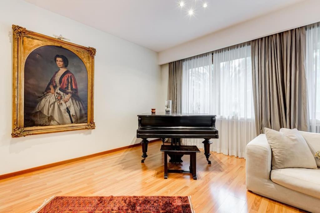 Exclusive Apartment In Eur Lake Рим Екстериор снимка